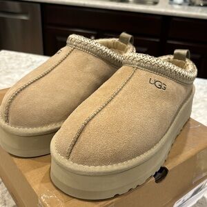NEVER WORN TAZMAN UGGS